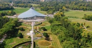 It so beautifully landscape trees, and grass area surrounding the building, called the leaf and overhead view